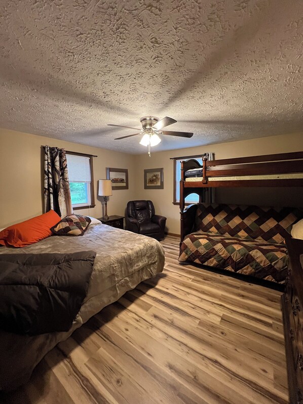 4 chambres, fer et planche à repasser, lit parapluie, Wi-Fi gratuit