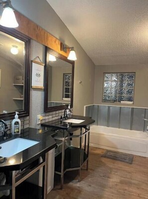 シャワー、ヘアドライヤー、タオル、トイレットペーパー