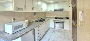 Fridge, microwave, oven, stovetop - Spacious, Cozy and Quiet (La Paz)