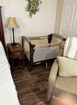 1 Schlafzimmer, Reisekinderbett, kostenloses WLAN, Bettwäsche