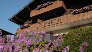 Un edificio con fachada de madera y un letrero que dice "MARTINI".