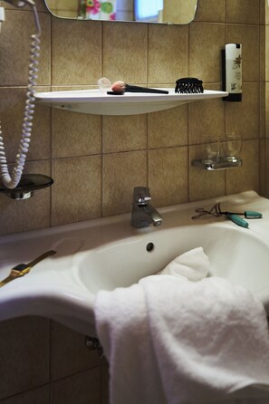 Economy Double Room, Balcony, Courtyard View | Bathroom
