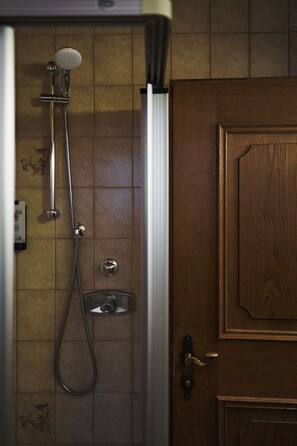 Economy Double Room, Balcony, Courtyard View | Bathroom