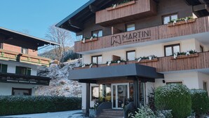 Un edificio moderno con fachada de madera y un letrero que dice "MARTINI".