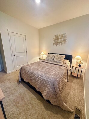 2 bedrooms, desk, iron/ironing board, free WiFi - Lodging in Aurora (Watkins)