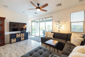 Smart-TV, Kamin, Bücher