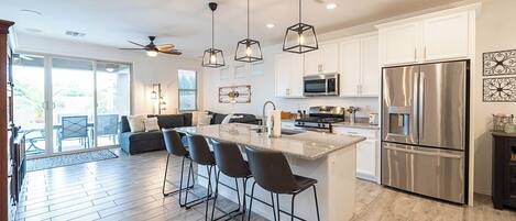 Een koelkast, een microgolfoven, een oven, een kookplaat