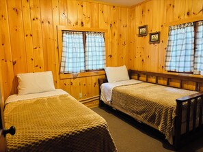 3 bedrooms, travel crib, bed sheets - Lakeview Lodge {Cabin 8} (Hazelhurst)