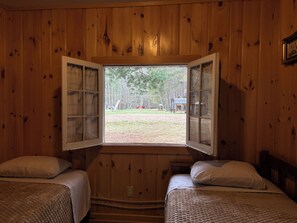 3 bedrooms, travel crib, bed sheets