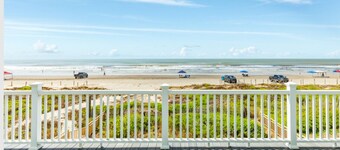 Spacious Beachfront 4-bedroom house in fabulous Surfside Beach with tiki bar