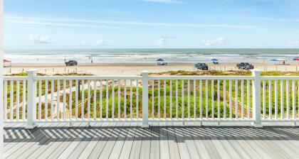 Spacious Beachfront 4-bedroom house in fabulous Surfside Beach with tiki bar