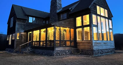 The Trout House is a river front 3-bedroom house in marvelous Wise River MT