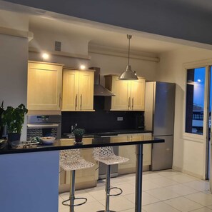Fridge, microwave, oven, dishwasher - Beautiful 3-room apartment, sea view (Nice)