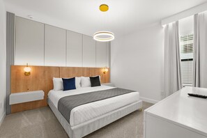 Tabla de planchar con plancha, wifi y ropa de cama