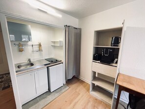 Réfrigérateur, micro-ondes, cafetière/bouilloire