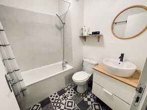 Sèche-cheveux, serviettes fournies