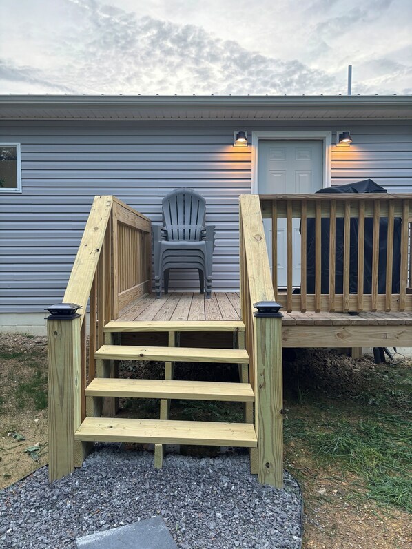 Terrace/patio - Trail Side Retreat- 3 bedroom 2 bath house sleeps 10 on the HatfieldMcCoy Trails (Rock)