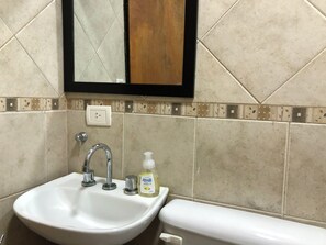 Hårføner, håndklær og såpe