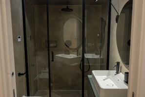 Habitació doble Deluxe | Bany | Articles de tocador gratuïts, assecador de cabells, bidet i tovalloles 