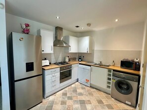 House | Private kitchen | Fridge, microwave, oven, stovetop - 3 Bed-sleeps 6-garden-parking-pets (Manchester)