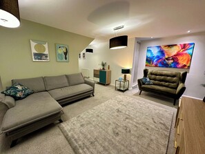 House | Living area - 3 Bed-sleeps 6-garden-parking-pets (Manchester)