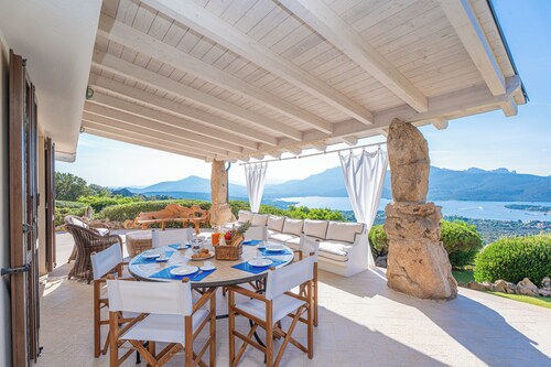 Charming 4-bedroom Villa with Sea View, Jacuzzi, WiFi in fabulous Porto Rotondo