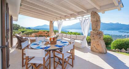 Charming 4-bedroom Villa with Sea View, Jacuzzi, WiFi in fabulous Porto Rotondo