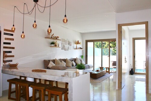 Maison avec 2 piscines vue mer et montagne