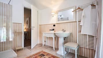 Doccia, set di cortesia gratuito, asciugacapelli, bidet