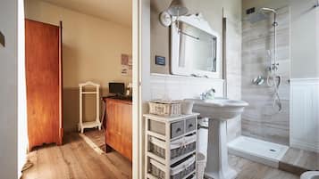 Shower, rainfall showerhead, free toiletries, hair dryer