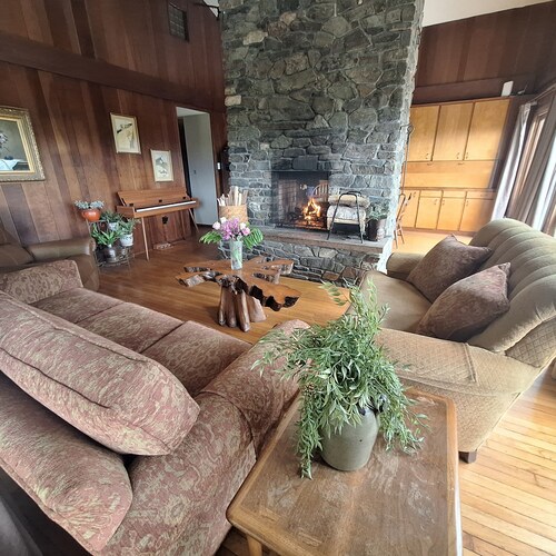 3-bedroom, 2-bath chalet, minutes from I-89 Dartmouth Medical Center