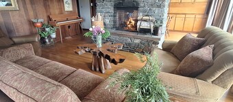 3-bedroom, 2-bath chalet, minutes from I-89 Dartmouth Medical Center