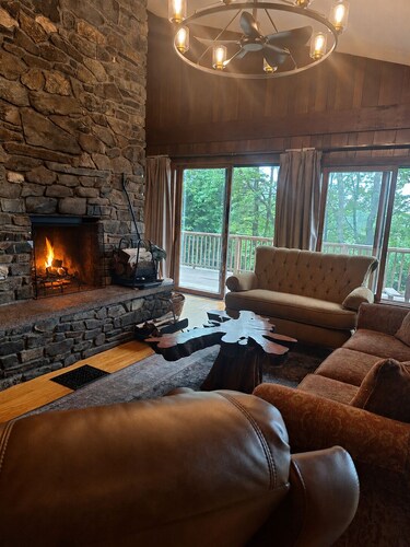 3-bedroom, 2-bath chalet, minutes from I-89 Dartmouth Medical Center