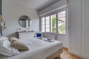 4 habitaciones, tabla de planchar con plancha, internet y ropa de cama 