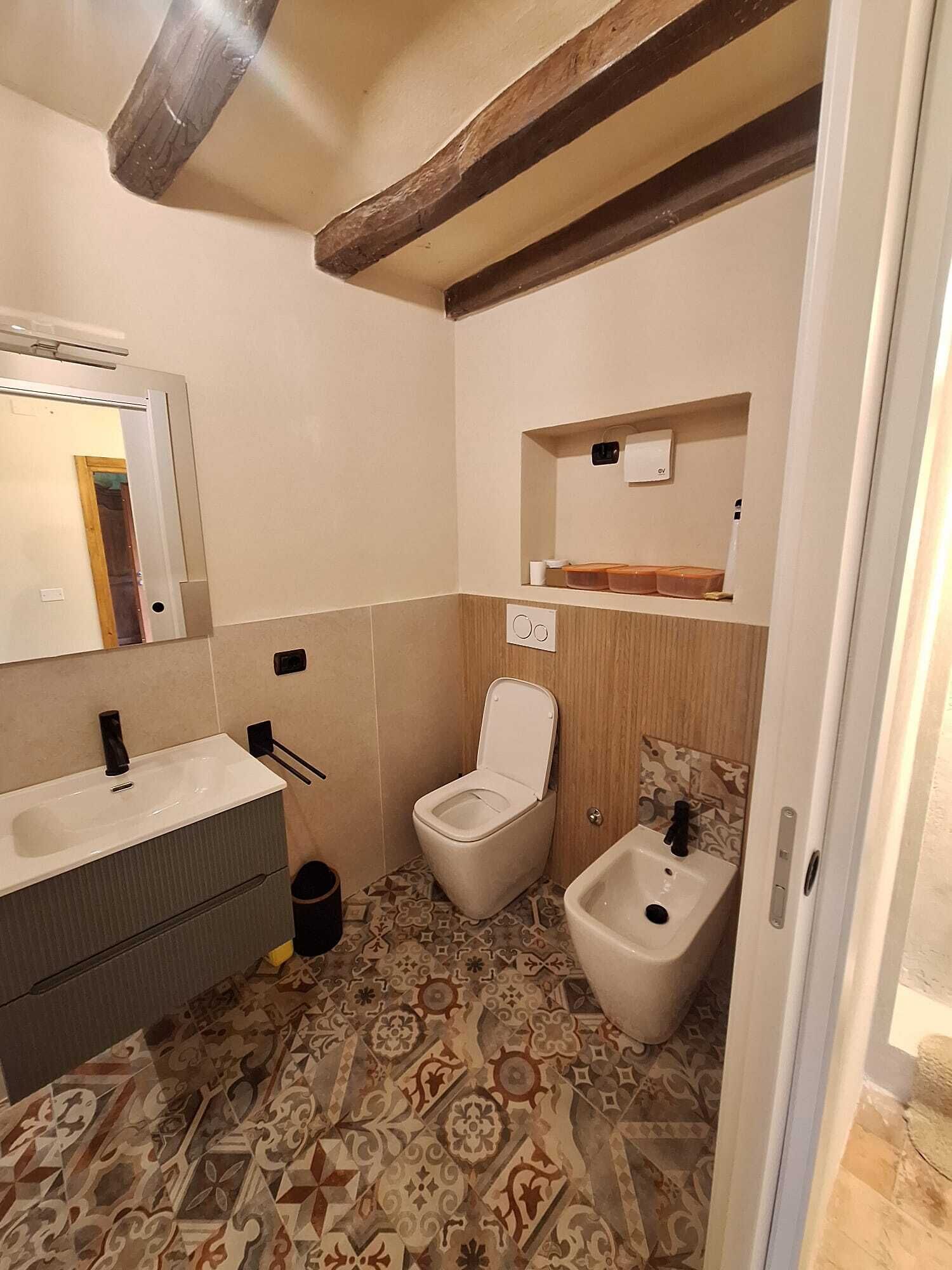 Un bagno con WC, bidet e lavandino.