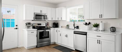 Een koelkast, een microgolfoven, een oven, een kookplaat