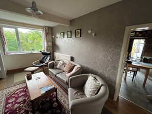 Smart TV, fireplace - Overlooking the River Severn its path/cycle route with outside seating & dining. (Newtown)