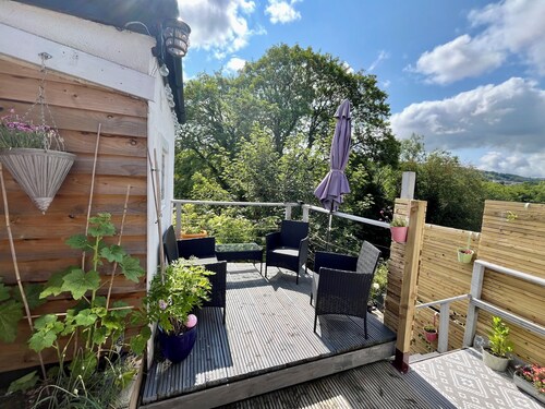 Overlooking the River Severn its path/cycle route with outside seating & dining.