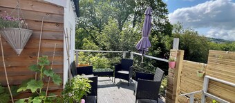 Overlooking the River Severn its path/cycle route with outside seating & dining.