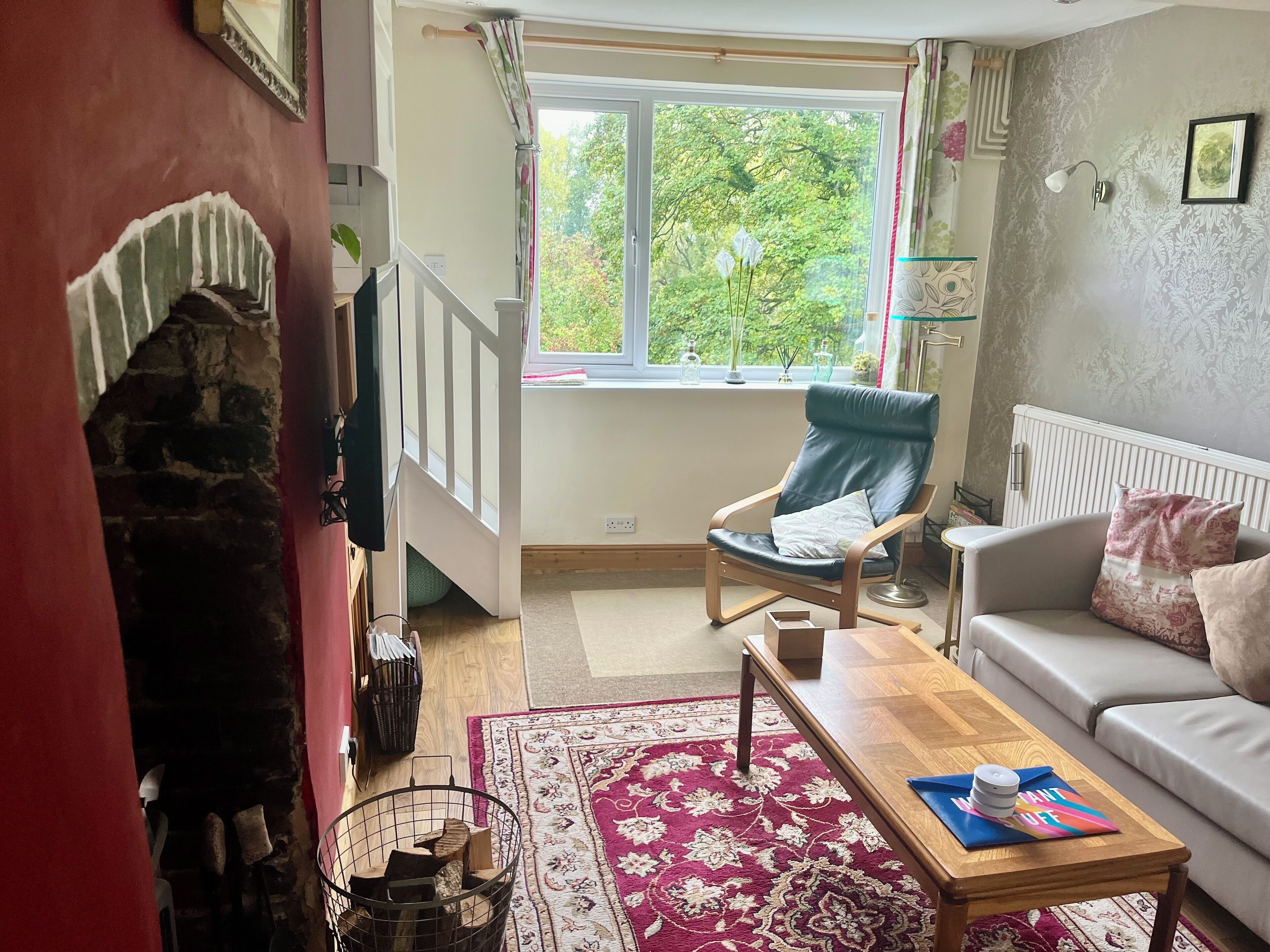 Overlooking The River Severn Its Path/cycle Route With Outside Seating & Dining. - Kerry