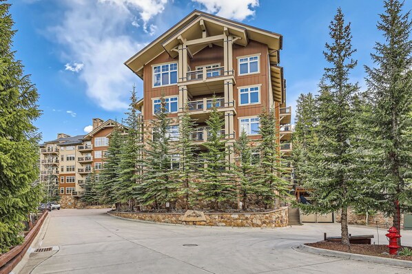 Exterior - Luxurious Ski-In/Ski-Out Condominium in the Heart of Mountain Paradise (Keystone)