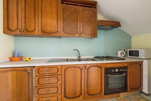 冷蔵庫、電子レンジ、コンロ、調理器具と食器