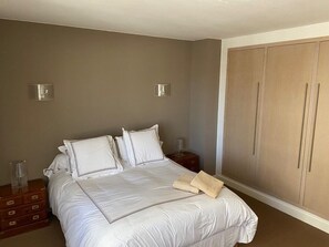 4 bedrooms, iron/ironing board, WiFi, bed sheets - VILLA CALIFORNIE Le POULIGUEN. 20 meters from NAU beach. Roof-Top on the Bay; (Le Pouliguen)