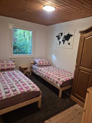 1 dormitori, escriptori, un bressol de viatge i wifi gratuïta 