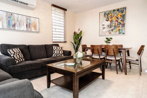 Smart TV - 3-bedroom apartment in delightful Ponce with Patio, Parking and Laundry (Ponce)