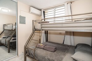 3 bedrooms, iron/ironing board, WiFi, bed sheets