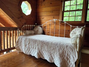 4 bedrooms, desk, bed sheets