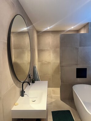 Haartrockner, Handtücher, Seife, Toilettenpapier