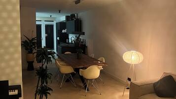 Een smart-tv en een computerscherm
