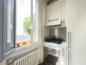 Køleskab, mikrobølgeovn, ovn, kogeplade